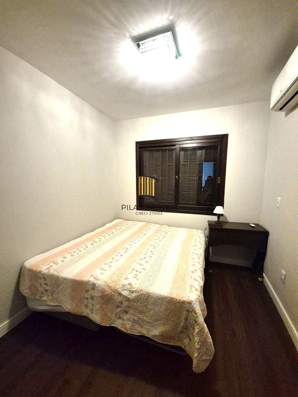 Sobrado no Menino Deus de 3 dormitórios e vaga