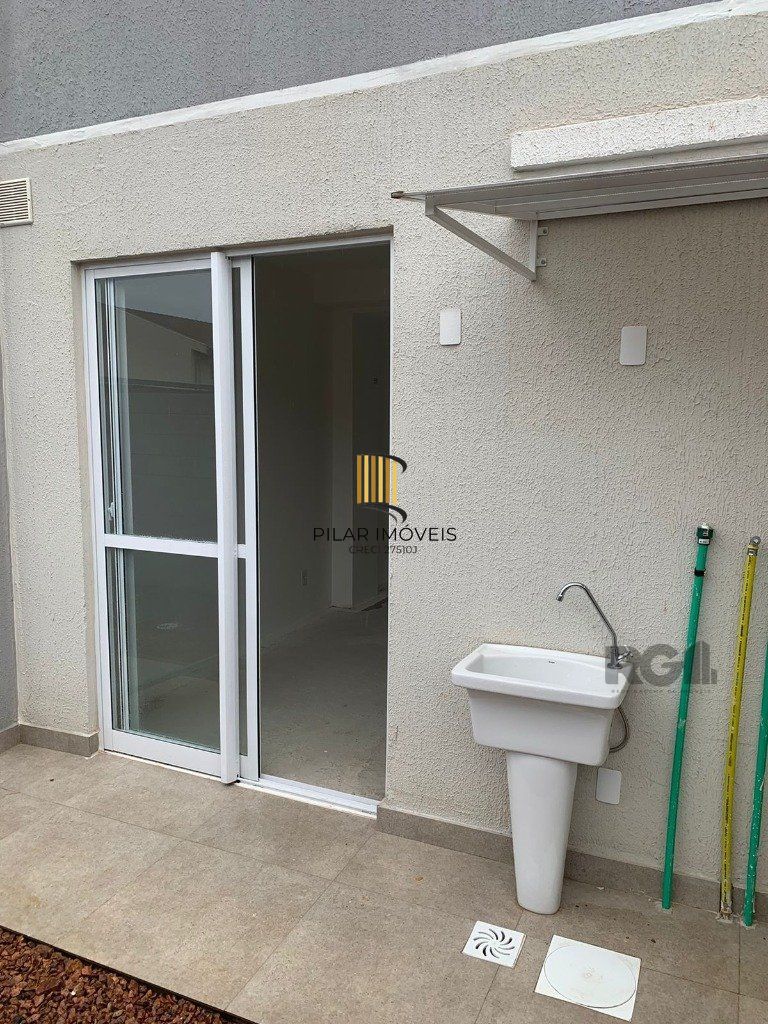 Sobrado novo com aproximadamente 88m² no bairro Vila Nova.