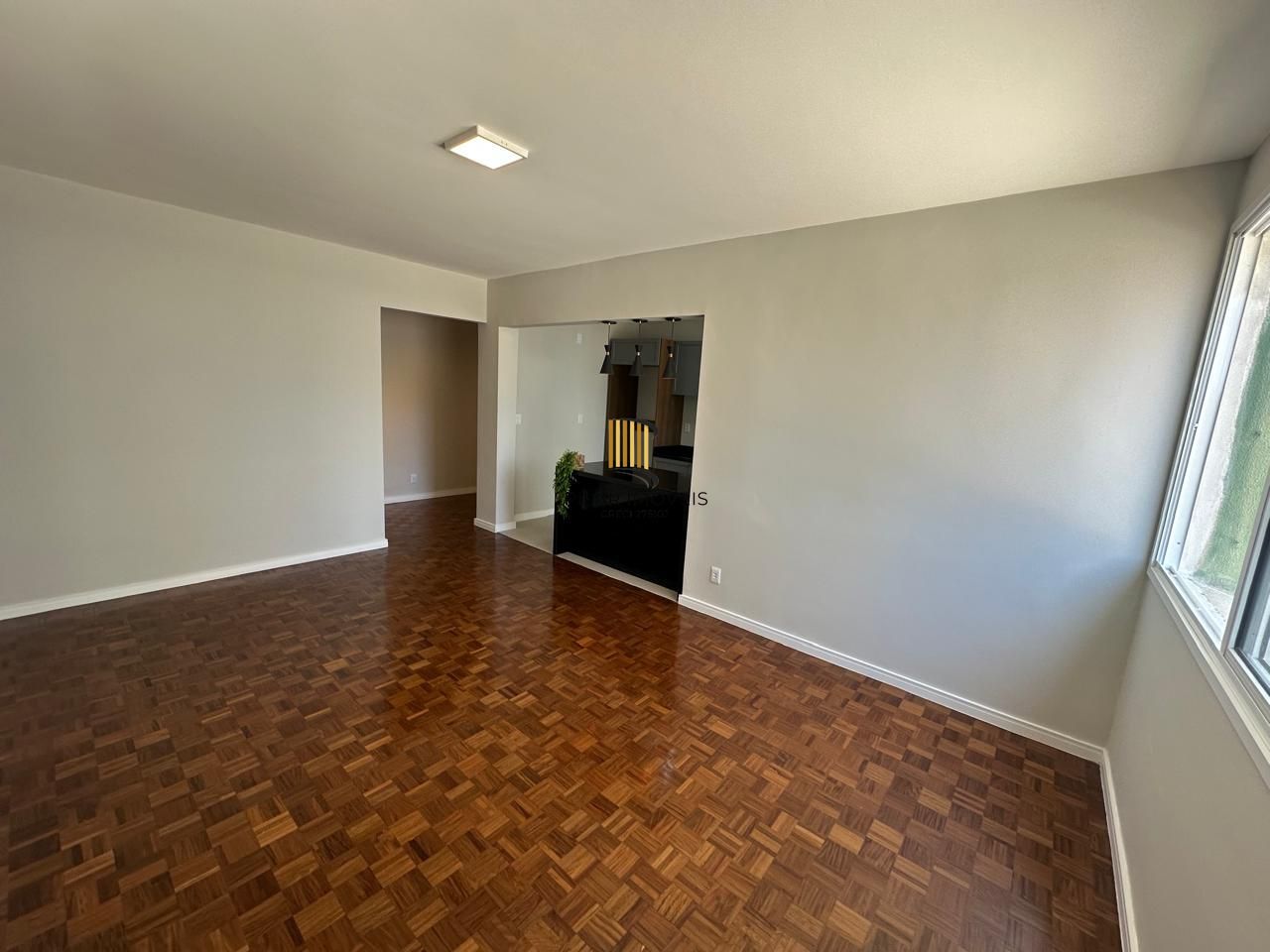 APTO COM 02 DORM. DEPENDENCIA EMP, TODO REFORMADO , SEMI-MOBILIADO, GARAGEM,  ELEVADOR