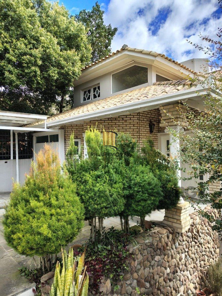Casa sobrado com 300m² na Vila Nova de 3 dormitórios e 4 vagas