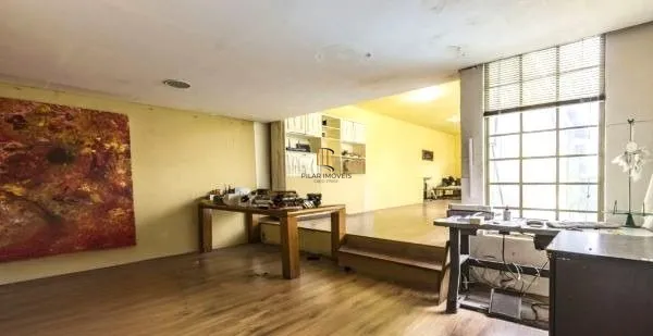 Casa sobrado no bairro Auxiliadora de 5 dormitórios e 4 vagas