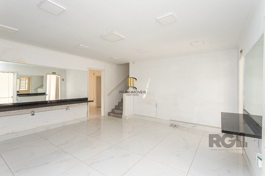 Casa Espaçosa de 3 Dormitórios à Venda no Bairro Moinhos De Vento!