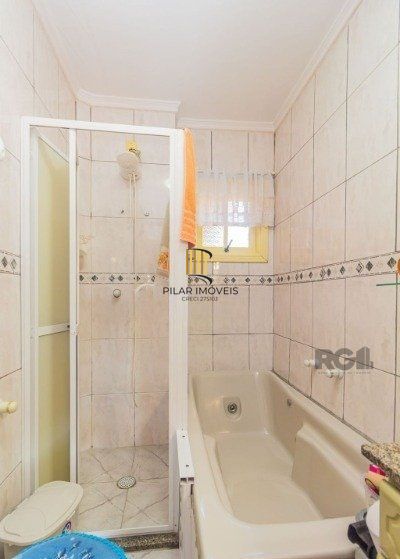 Casa sobrado na Lomba do Pinheiro com 4 dormitórios e 2 vagas