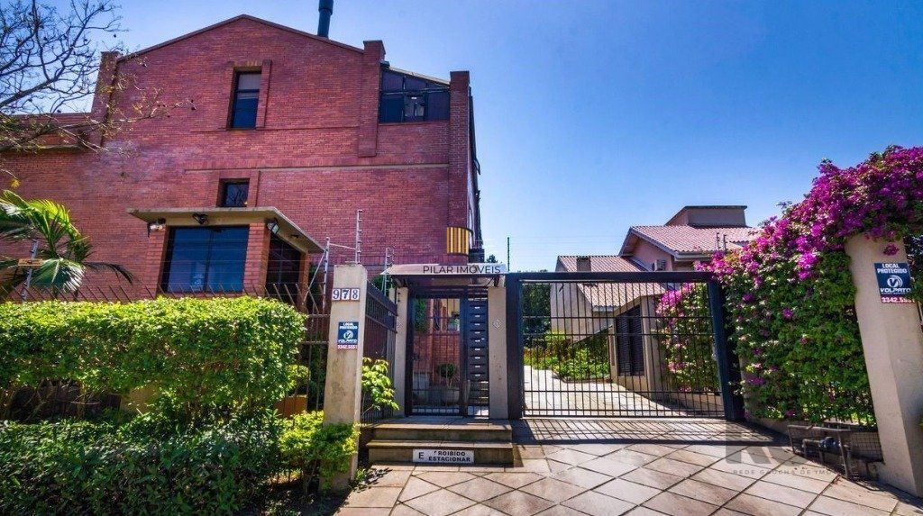 Casa sobrado no Cristal de 3 dormitórios e 3 vagas