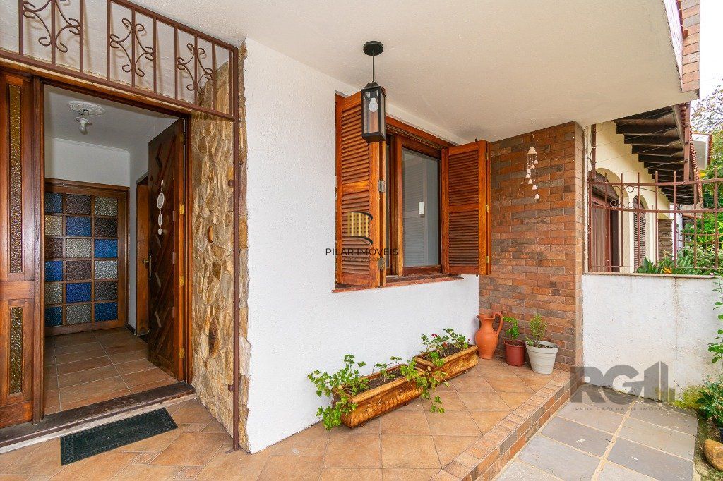 Casa no Jardim Itu com 5 dormitórios e 2 vagas e piscina
