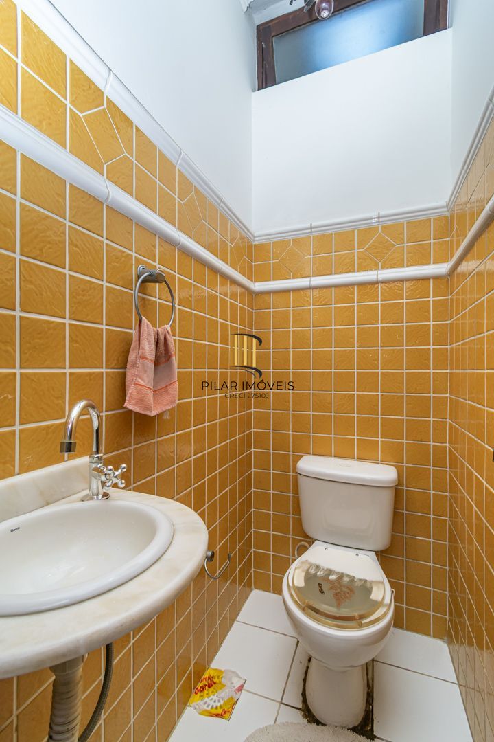 Casa 3 dormitórios no bairro Azenha