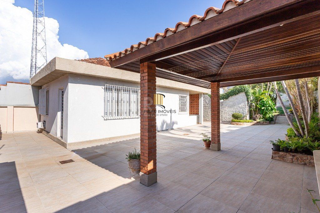 Casa sobrado no Partenon de 3 dormitórios e amplo pátio