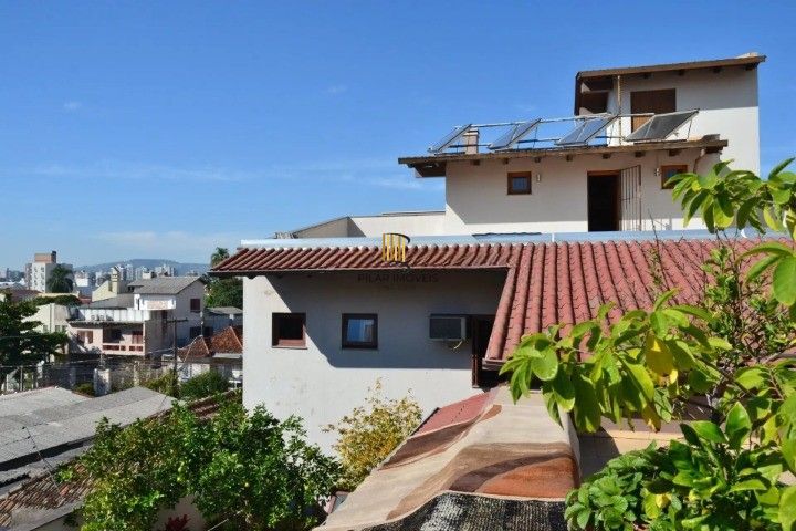 Casa Comercial e Residencial com 518m² (4 quartos / 5 banheiros / 3 vagas garagem) no Bairro Partenon localizada à meia quadra da Av. Bento Gonçalves.