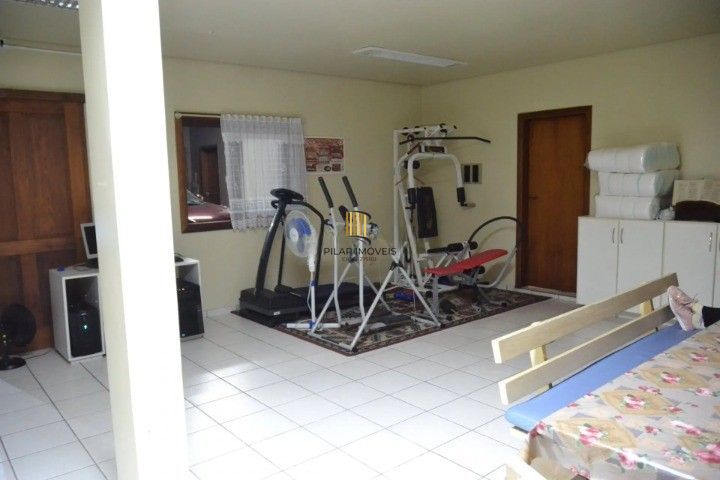 Casa Comercial e Residencial com 518m² (4 quartos / 5 banheiros / 3 vagas garagem) no Bairro Partenon localizada à meia quadra da Av. Bento Gonçalves.