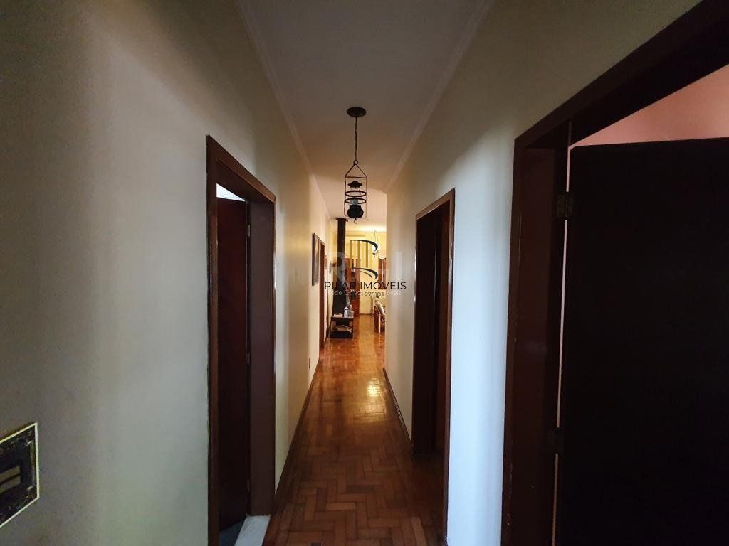 Casa para Venda - 250m², 4 dormitórios, sendo 1 suites, 4 vagas - Centro