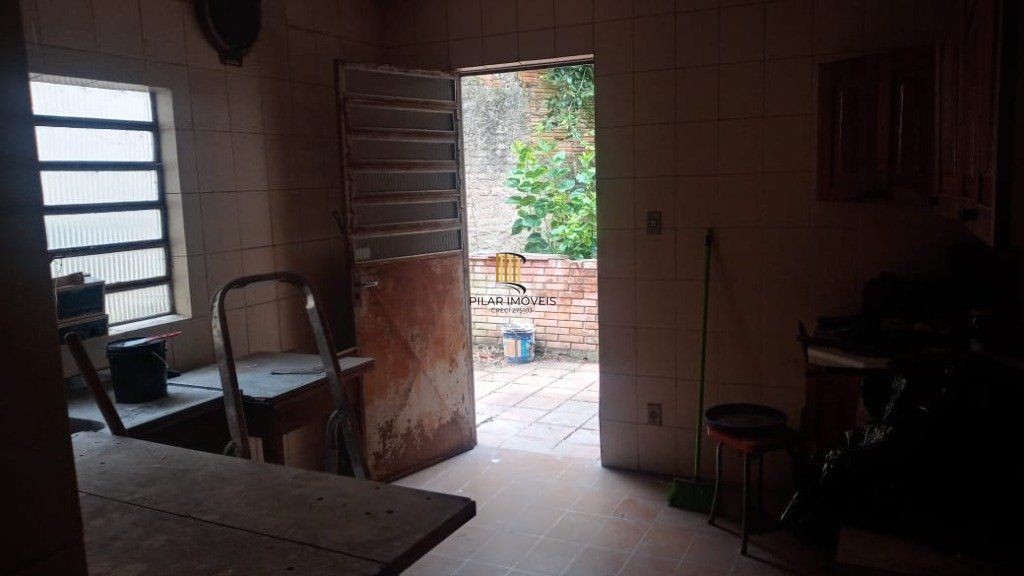 Sobrado no bairro Petrópolis com amplo terreno