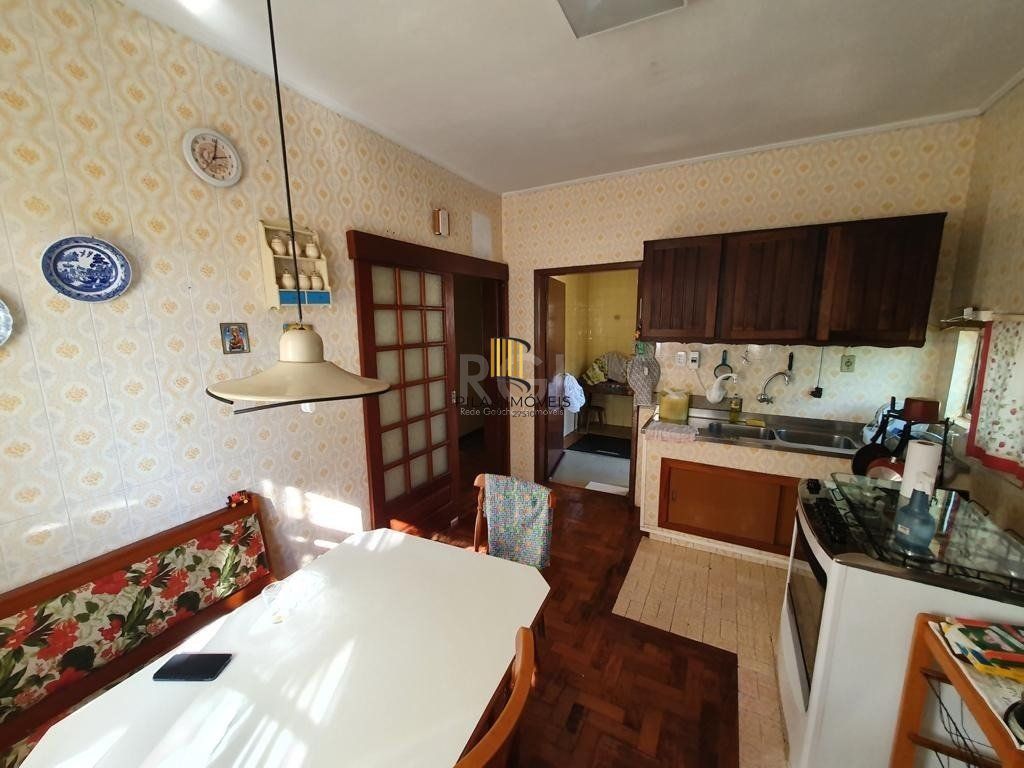 Casa para Venda - 250m², 4 dormitórios, sendo 1 suites, 4 vagas - Centro