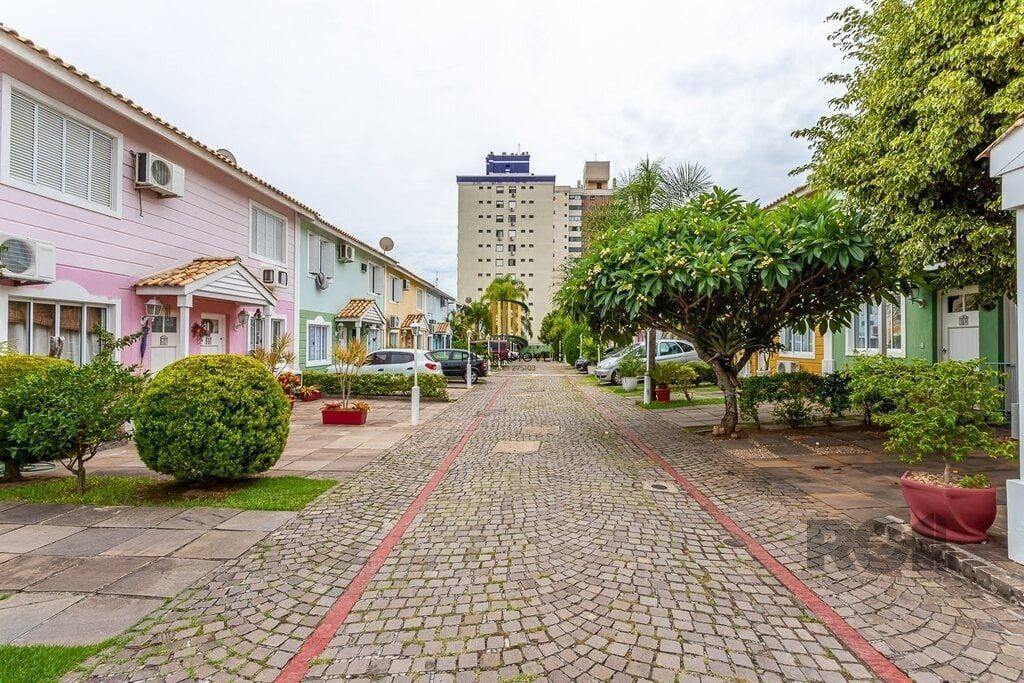 Casa em condomínio no Sarandi de 2d vaga e infra