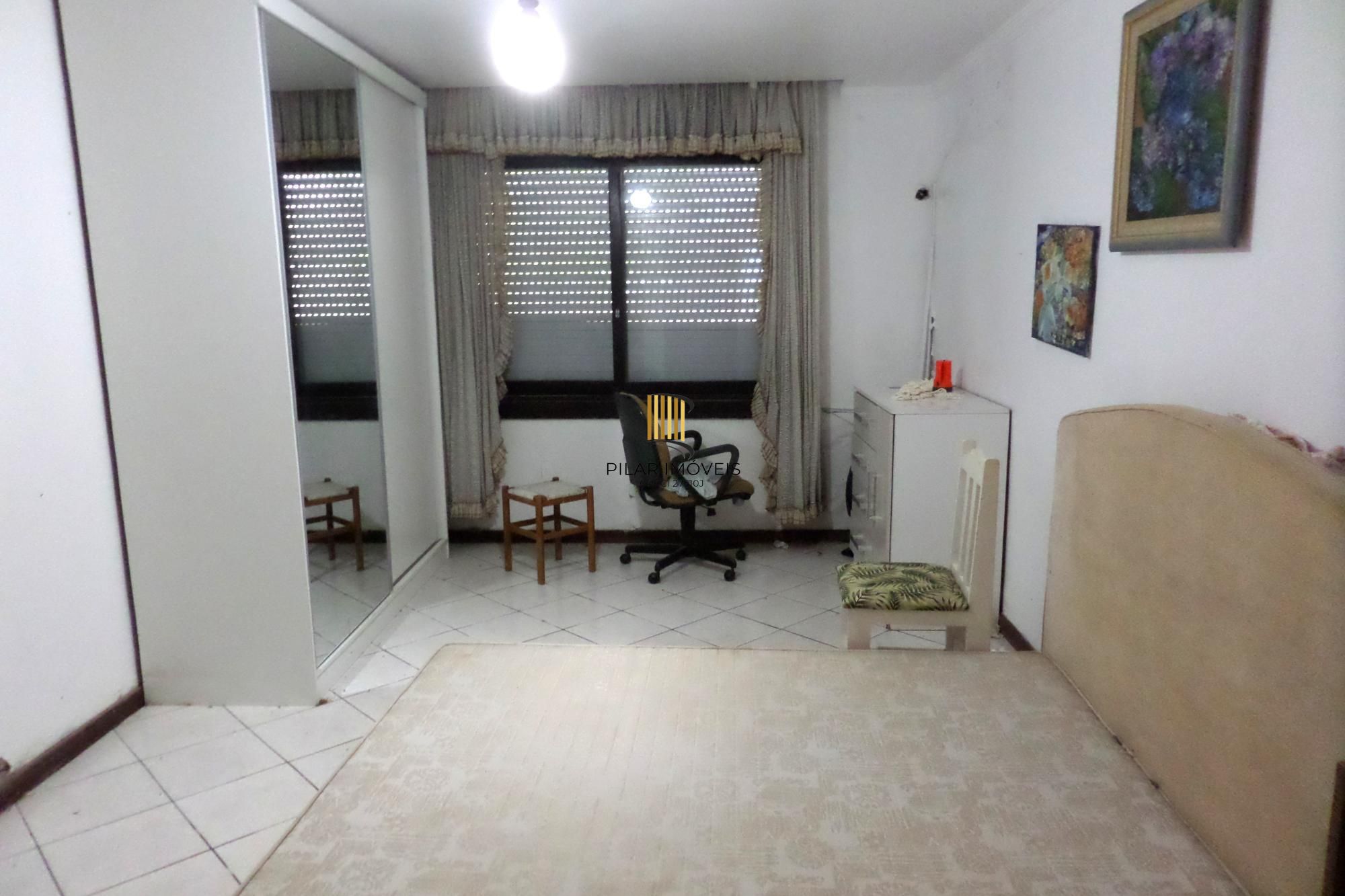 Casa no bairro Ipanema de 3 dormitórios e 2 vagas