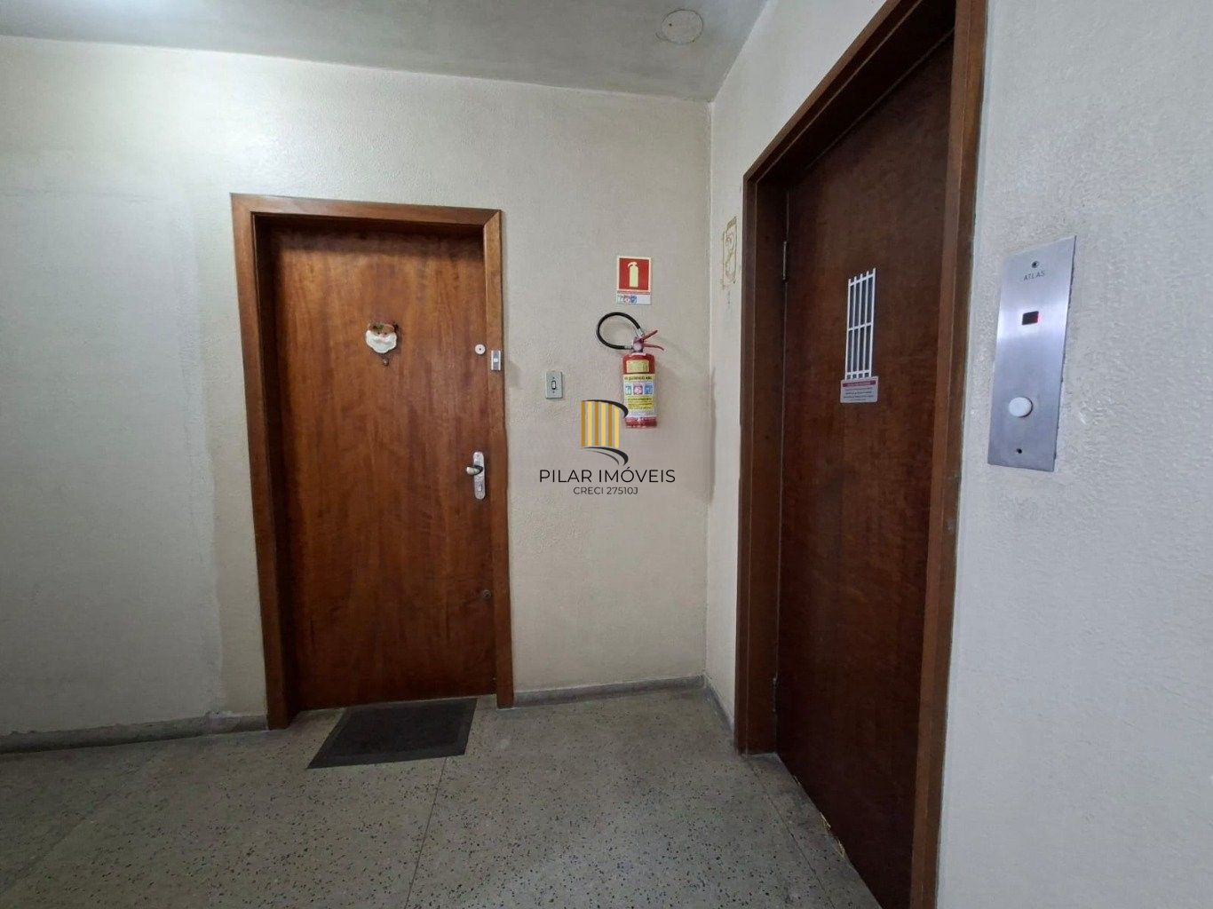 Lindo apartamento de 2 dorm. + dependência no Centro Histórico