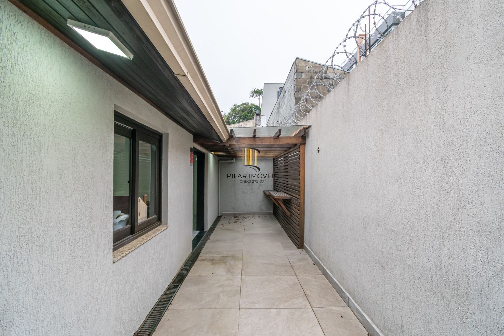Casa sobrado no bairro Cristal de 3 dormitórios e 3 vagas