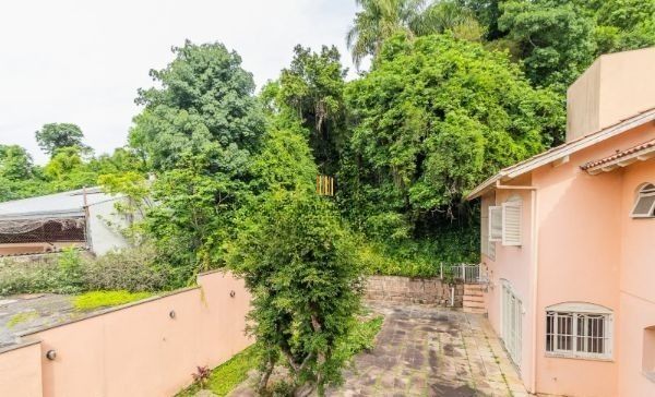 CASA DESOCUPADA E SEMI MOBILIADA, COM SUÍTE MASTER, SACADA, VISTA PANORÂMICA, EM AMPLO TERRENO NO SANTA TEREZA