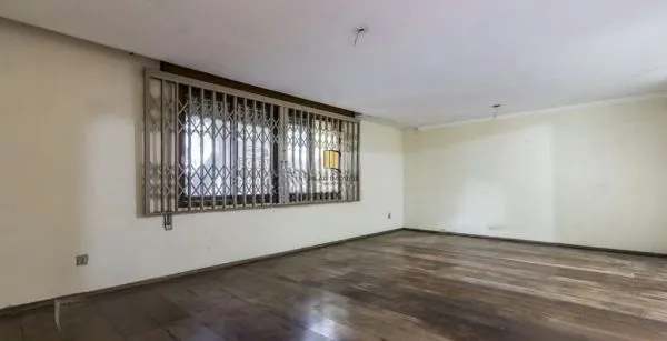 Casa sobrado no bairro Auxiliadora de 5 dormitórios e 4 vagas