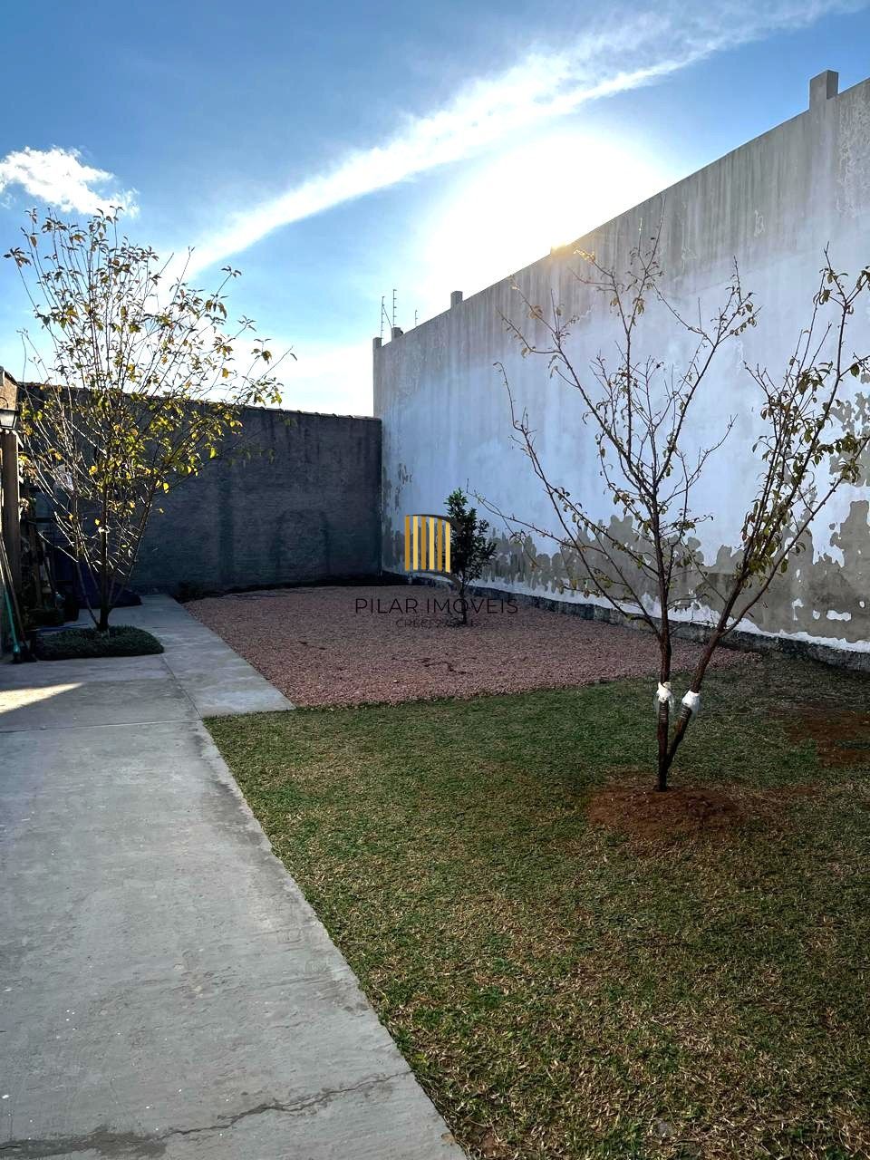 Casa térrea de 3 dormitórios e amplo pátio