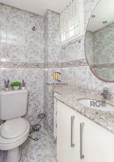 Sobrado no bairro Tristeza de 3 dormitórios e vaga DESOCUPADO