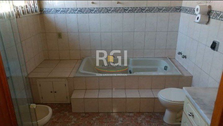 Casa para Venda - 300m², 4 dormitórios, 4 vagas - Nonoai