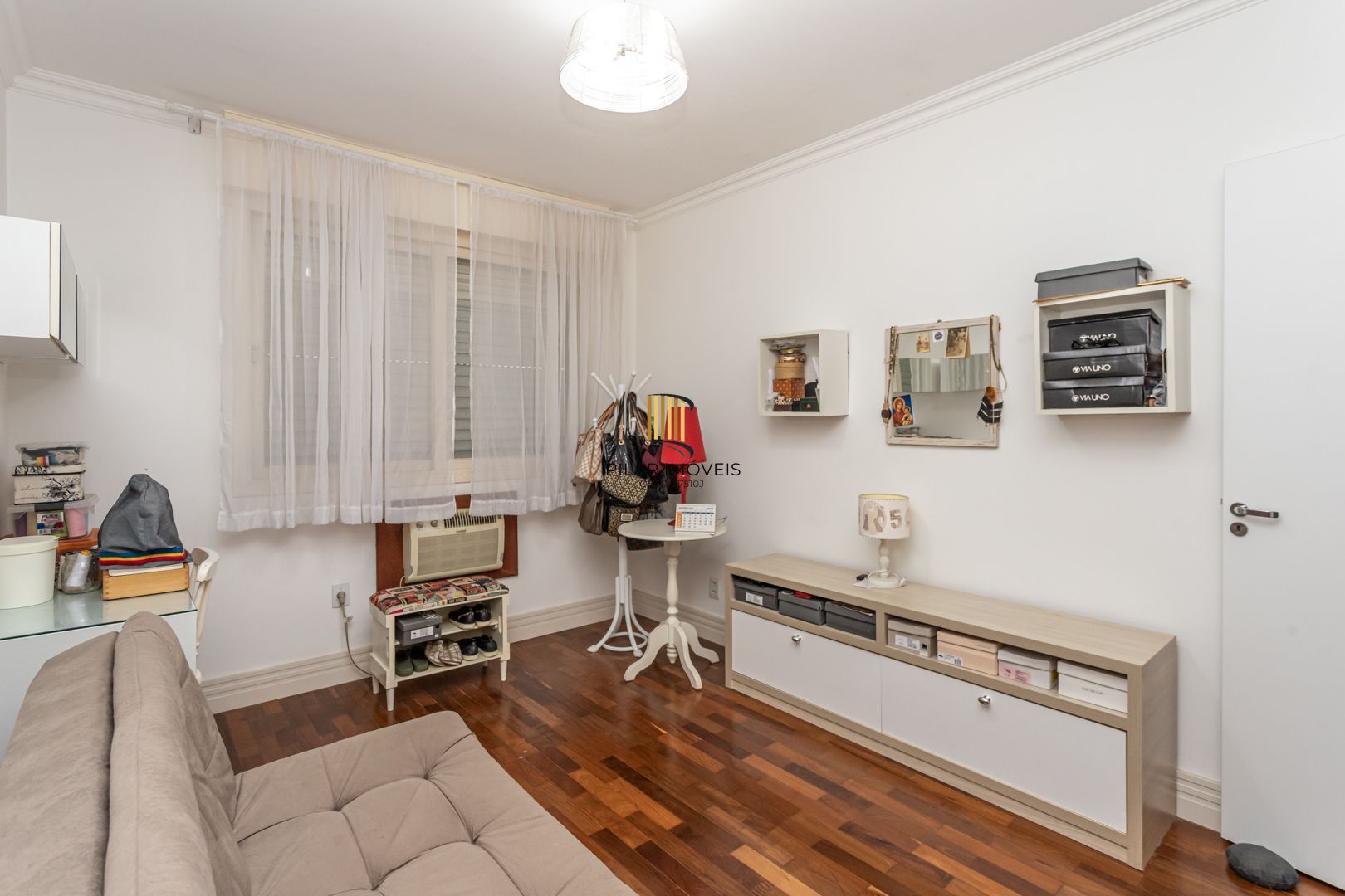 3 DORMITÓRIOS SEMI MOBILIADO NA CORTE REAL C/ELEVADOR E VAGA DE GARAGEM ESCRITURADA