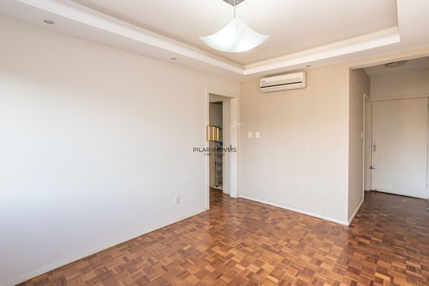 Apartamento no Petrópolis de 2 dormitórios dependência e vaga desocupado