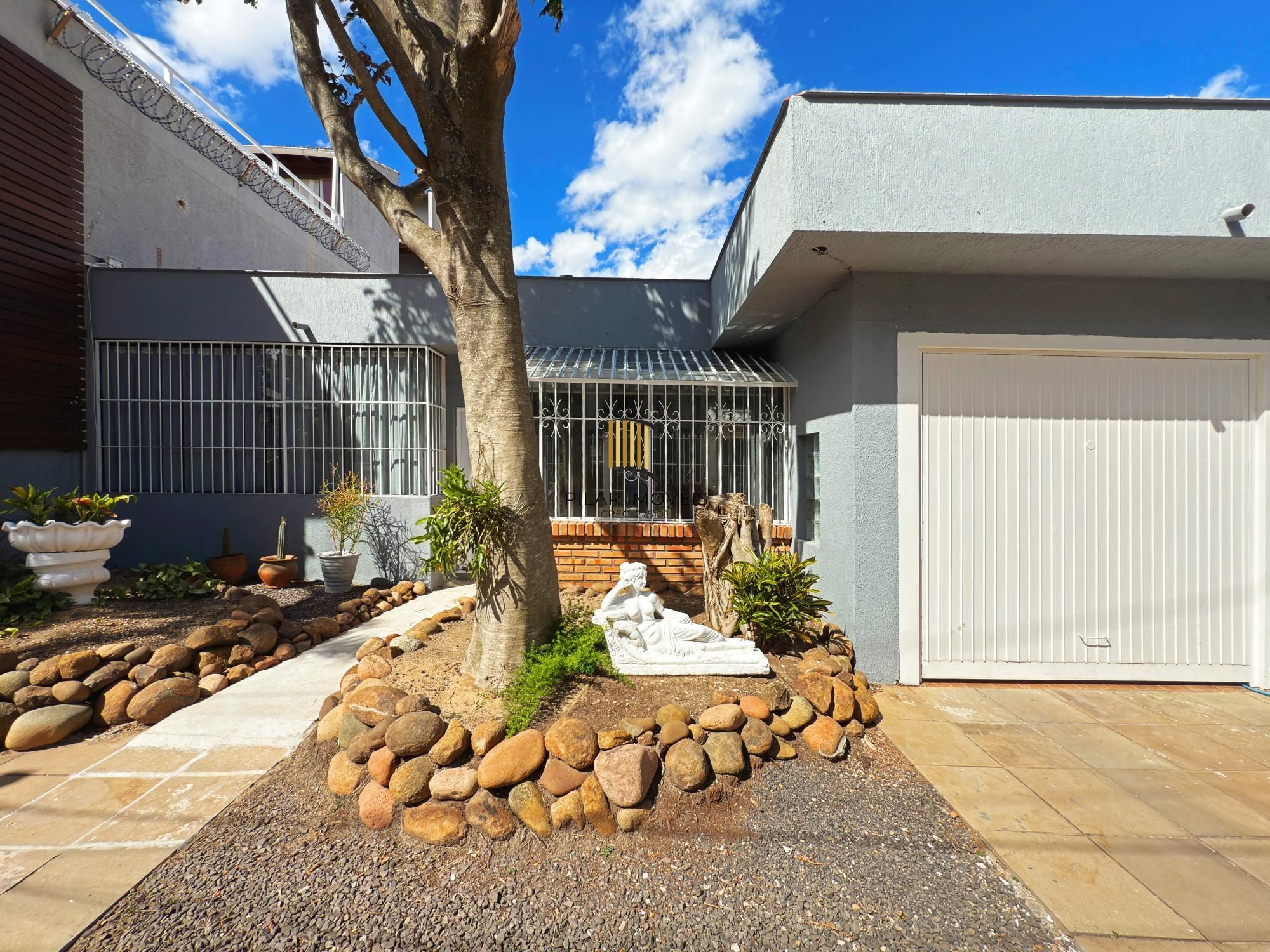 Casa 3 dormitórios no bairro Medianeira