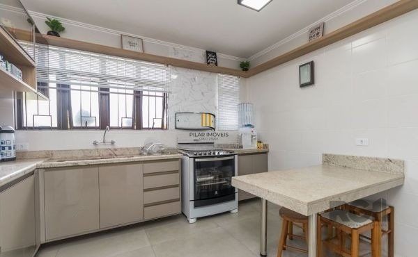 Casa sobrado no Cristal de 3 dormitórios e 3 vagas