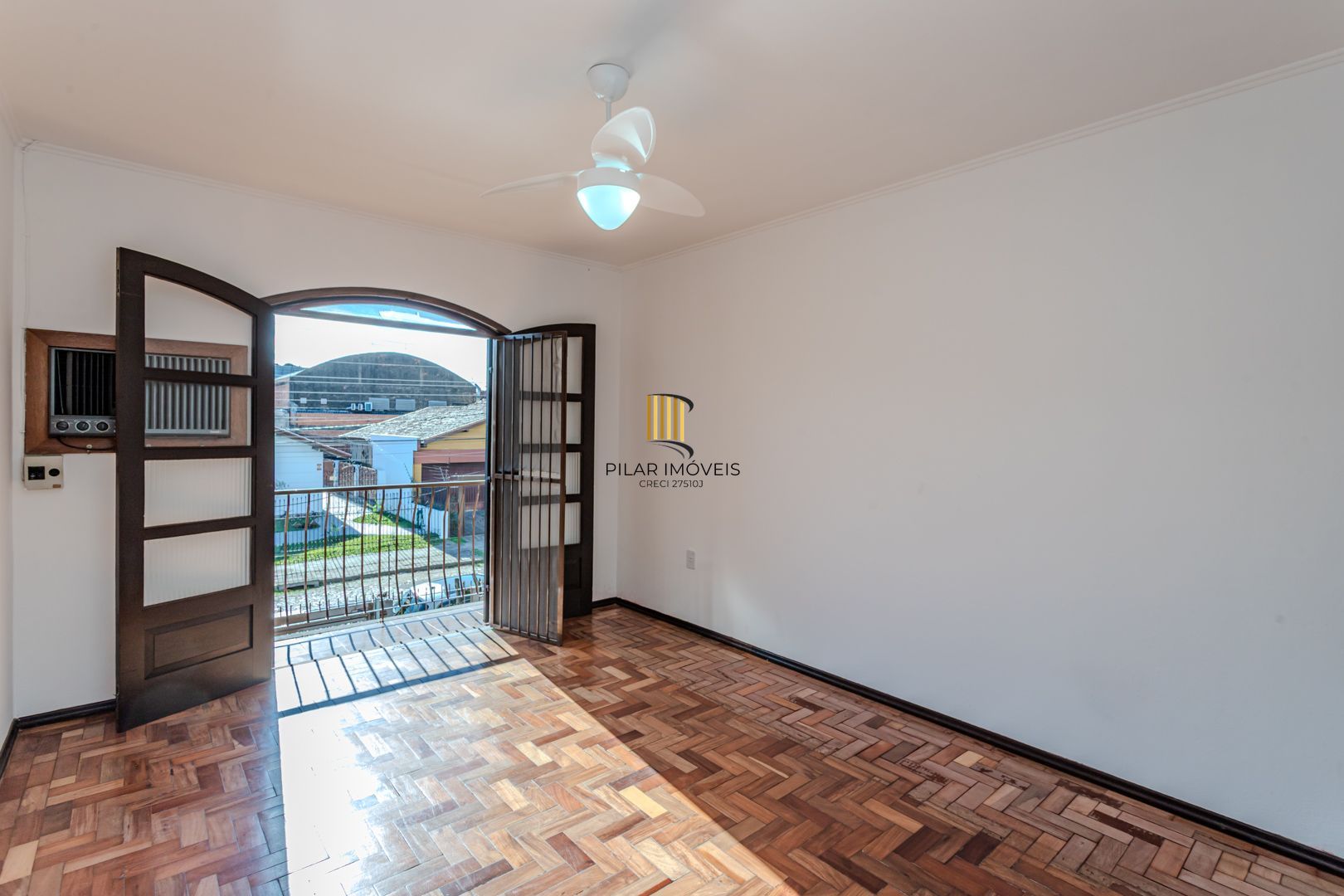 Casa no Partenon com 4 dormitórios e 4 vagas DESOCUPADA
