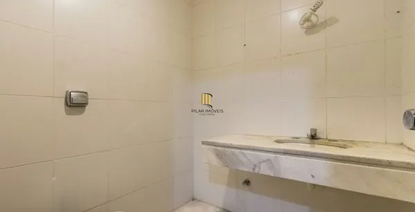 Casa sobrado no bairro Auxiliadora de 5 dormitórios e 4 vagas