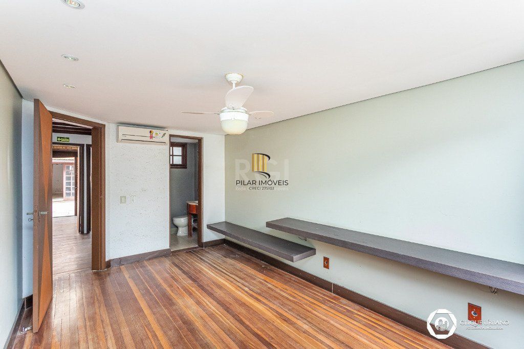 Casa para Venda - 330m², 4 dormitórios, sendo 3 suites, 2 vagas - Petrópolis