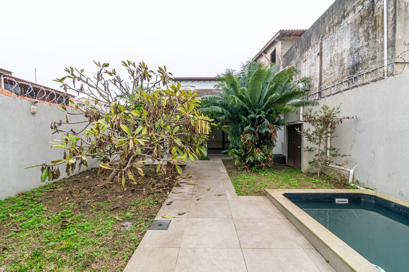 Casa sobrado no bairro Cristal de 3 dormitórios e 3 vagas