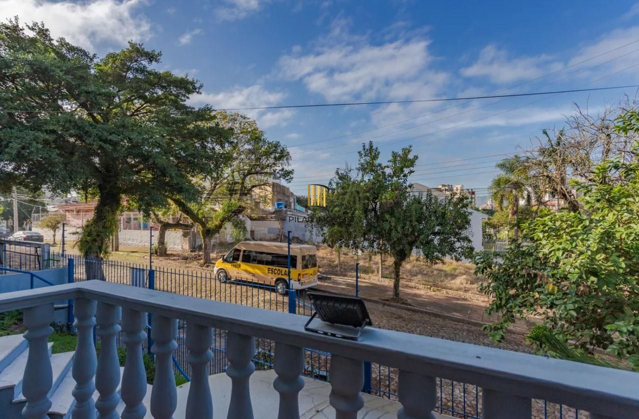 Sobrado no bairro Vila Ipiranga de 4 dormitórios e 2 vagas