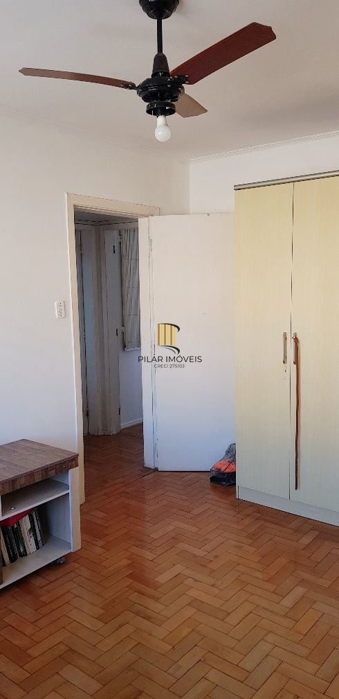 Apartamento no Petrópolis de 2 dormitórios e dependência