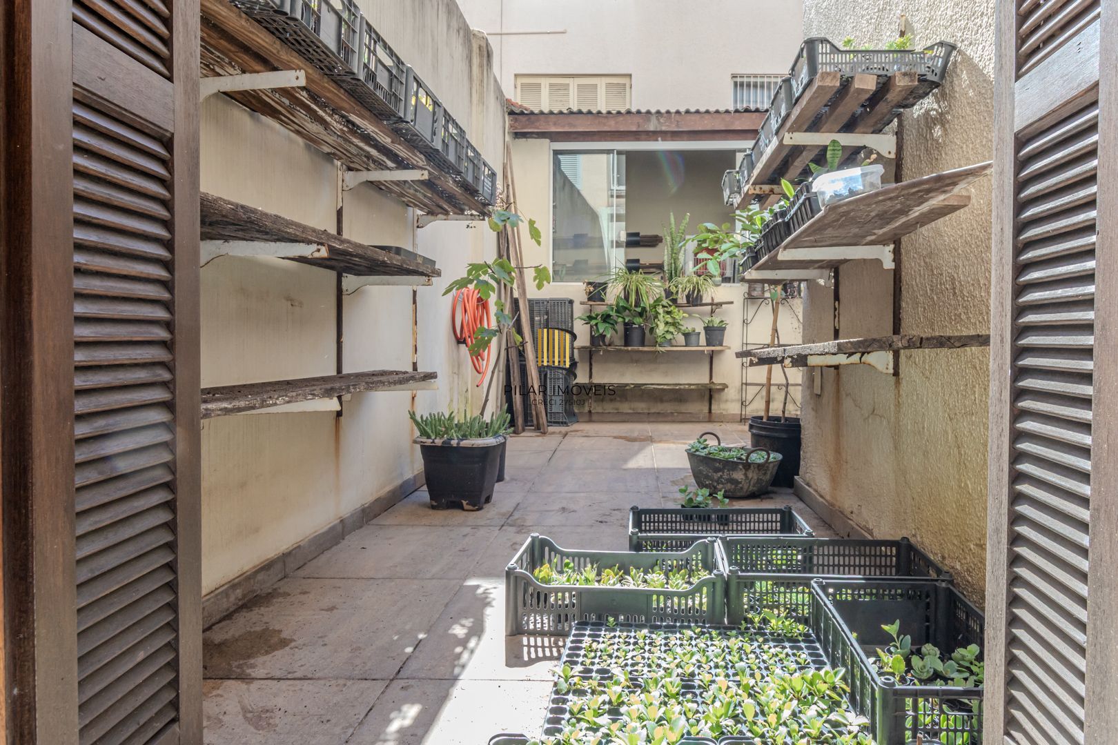 apto garden. no bairro Petrópolis,  com lindo pátio privativo. todo reformado.
