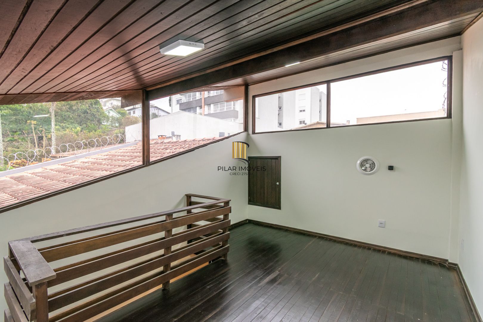 Casa sobrado no bairro Cristal de 3 dormitórios e 3 vagas