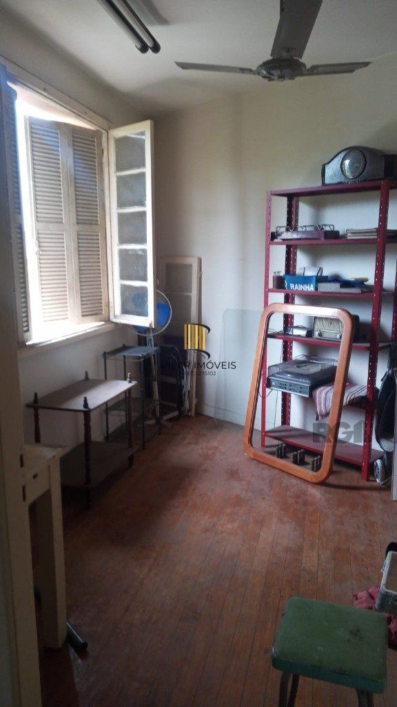 Sobrado no bairro Petrópolis com 4 dormitórios e amplo pátio