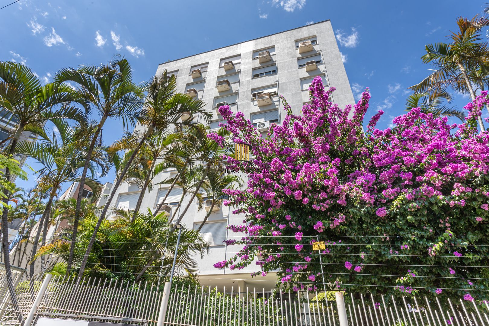 Apartamento no Petrópolis de 2 dormitórios dependência e vaga desocupado - Pilar Imóveis