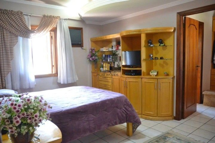 Casa Comercial e Residencial com 518m² (4 quartos / 5 banheiros / 3 vagas garagem) no Bairro Partenon localizada à meia quadra da Av. Bento Gonçalves.