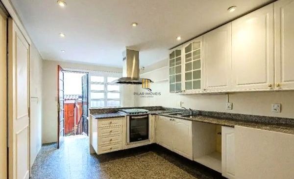 Casa sobrado no bairro Bela Vista de 3 dormitórios e 3 vagas DESOCUPADA