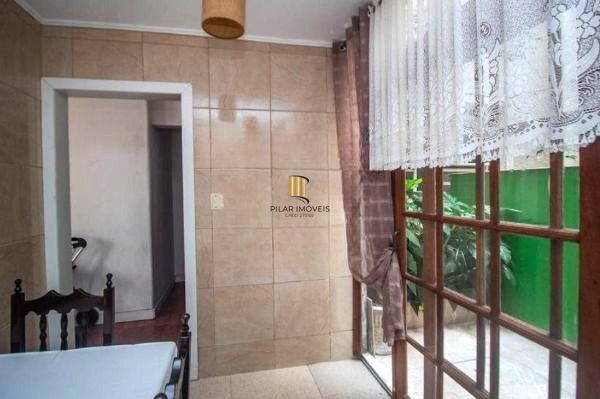 Apartamento TÉRREO com pátio no Menino Deus de 2 dormitórios e vaga rotativa