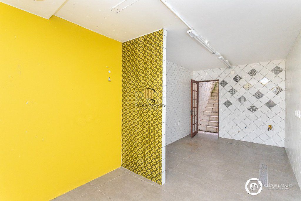 Casa para Venda - 330m², 4 dormitórios, sendo 3 suites, 2 vagas - Petrópolis