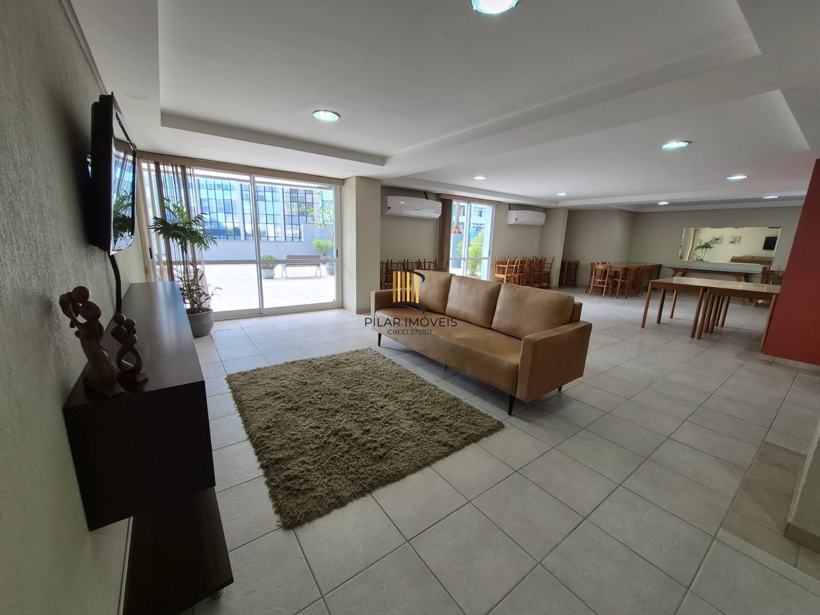 Apartamento no Centro de 2 dormitórios e 2 vagas DESOCUPADO