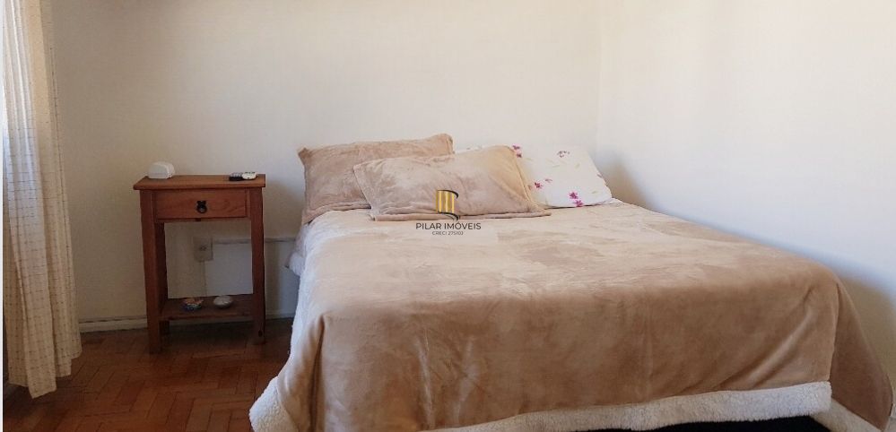 Apartamento no Petrópolis de 2 dormitórios e dependência