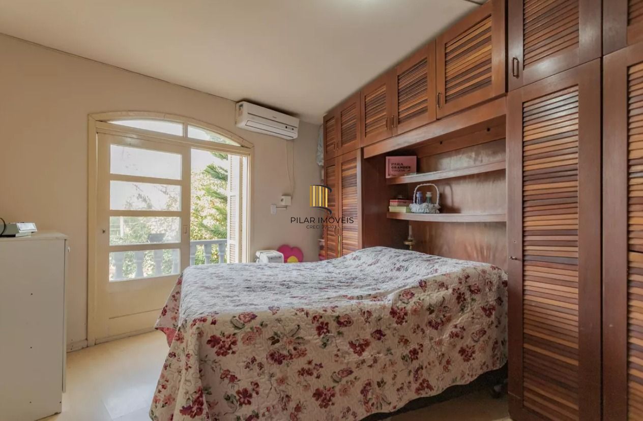 Sobrado no bairro Vila Ipiranga de 4 dormitórios e 2 vagas