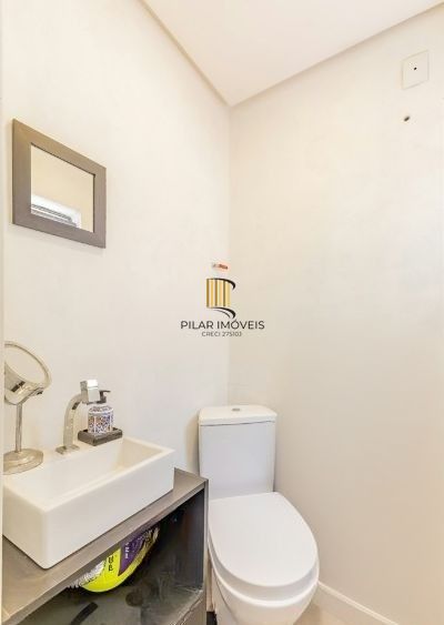 Apartamento na Cidade Baixa de 1 dormitório e dependência REFORMADO