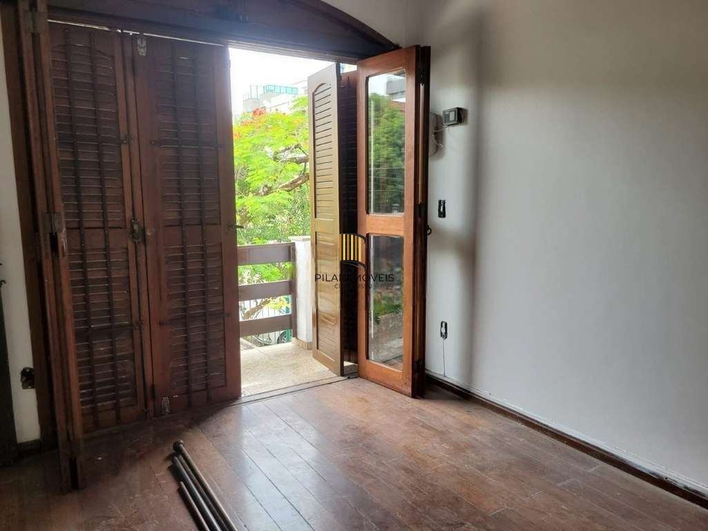 Casa 5 dormitórios no bairro Petrópolis