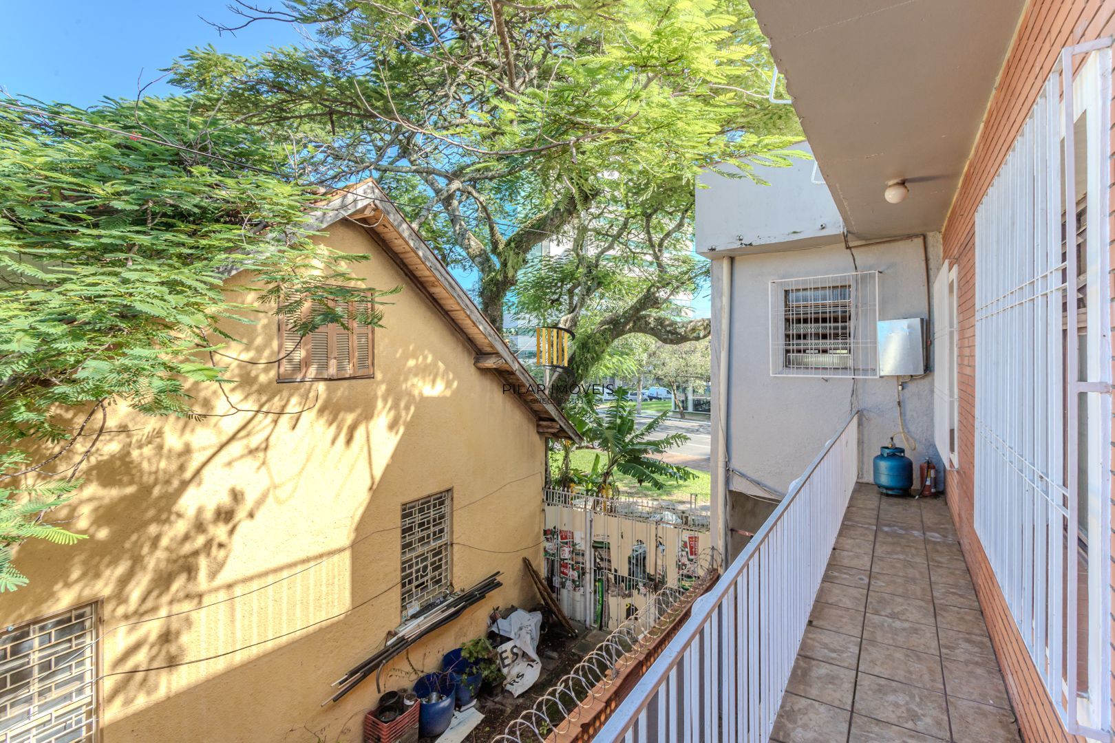 Prédio Residencial no Passo D'areia com 8 dormitórios e 8 vagas