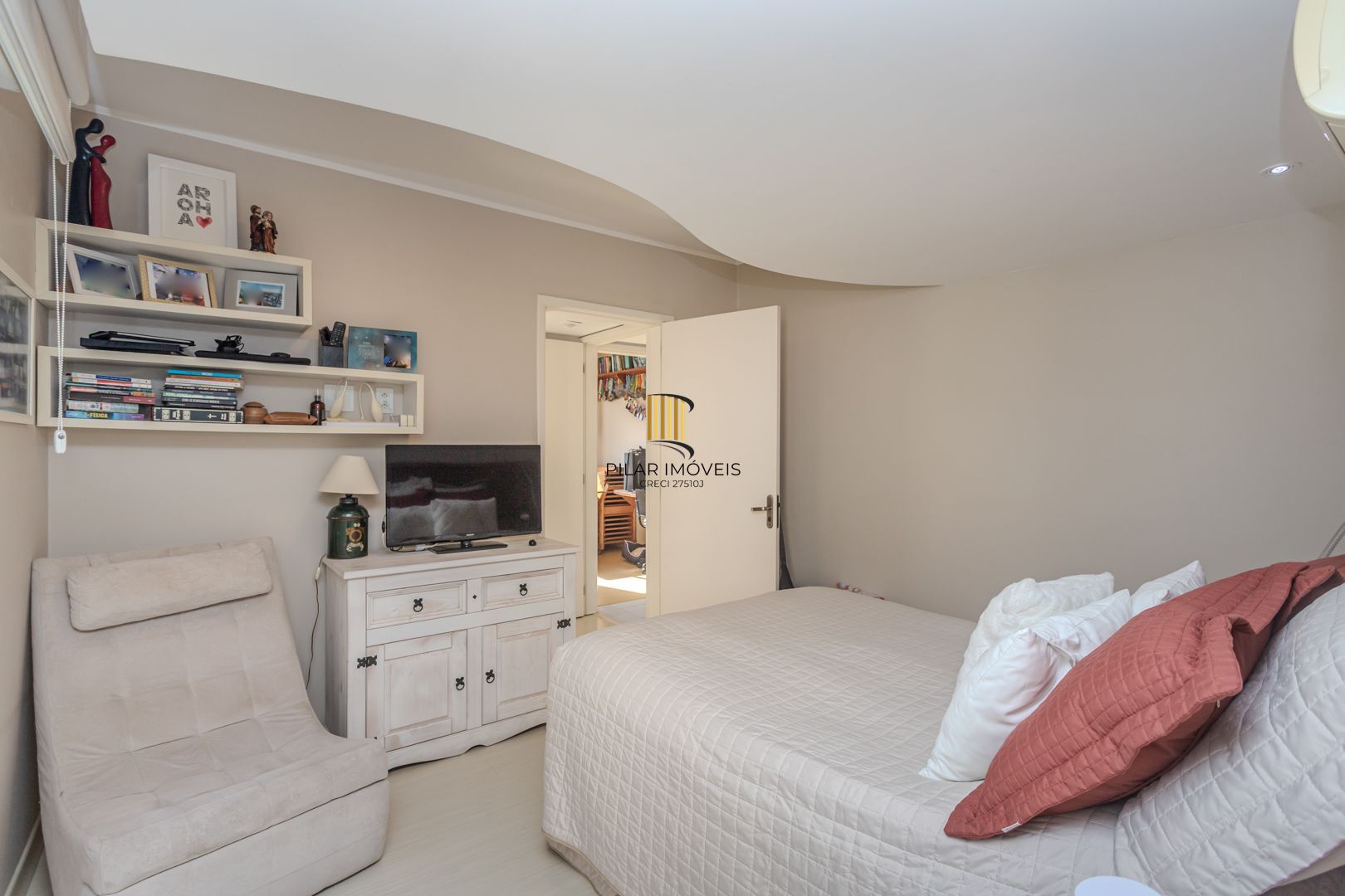 Apartamento diferenciado no bairro Nonoai de 3 dormitórios  2 vagas e infra
